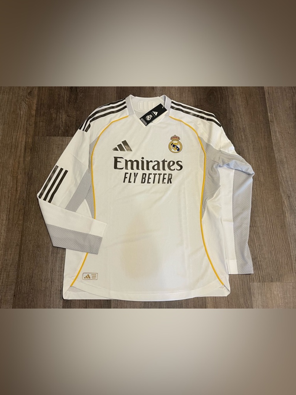 Adidas Real Madrid 25/26 Home Authentic Long Sleeve Jersey.
- Size L Men.